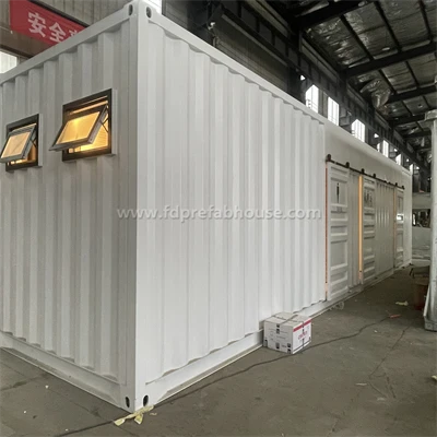 Versandcontainer als Containertoiletten umfunktioniert