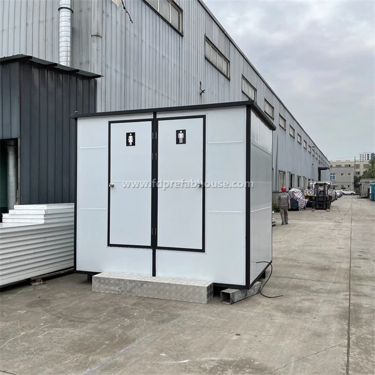 Bau von temporären mobilen Toiletten an malerischen Orten